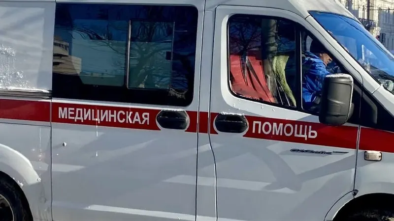 В Энгельсе следователи начали проверку после того, как в детском саду ребёнку прищемили руку; мать жалуется на медленную помощь и отсутствие реакции сотрудников.