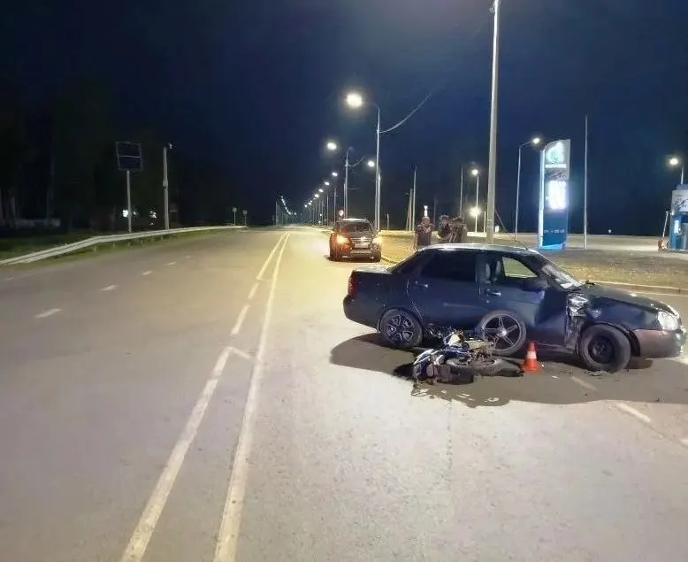На трассе Омск—Муромцево—Седельниково 23-летний водитель ВАЗа при повороте не уступил дорогу мотоциклу «Альфа». Подростка с травмами доставили в больницу, обстоятельства аварии расследует прокуратура.