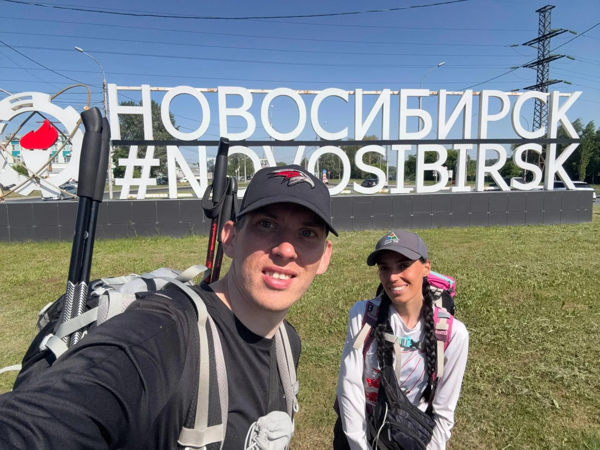Пара в пешем путешествии из Москвы находится в пути 153 дня и преодолела почти 3 800 км. В маршруте были Убинское, встреча в Красном Яре и ночёвка у Чулыма; за один день они прошли 52,55 км и потратили 2 887 рублей.