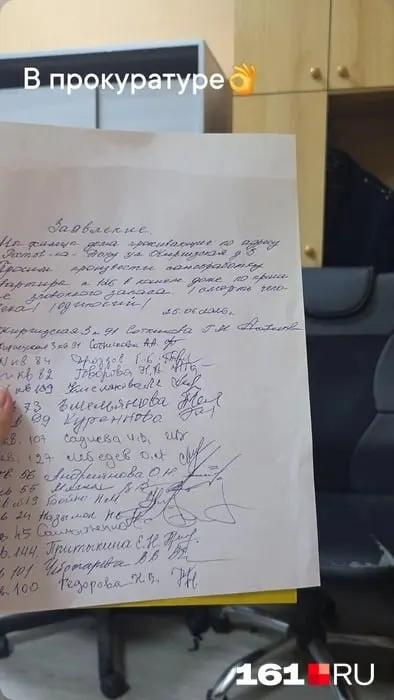 Из опечатанной квартиры, в которой обнаружили тело, распространяется сильный запах гниения; жалобы в прокуратуру не дали результата, а в полиции рекомендовали нанять клининговую службу за свой счёт.