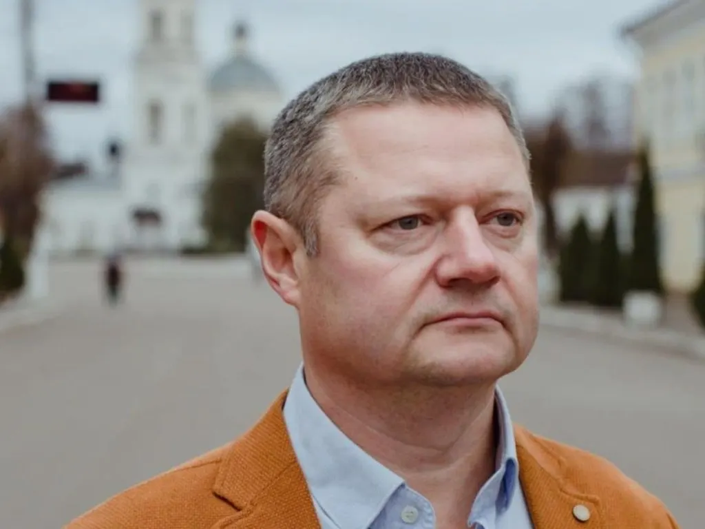 Инцидент произошёл 7 июня на улице Ленина: по данным главы муниципалитета, депутат был за рулём в алкогольном опьянении. Ранее он работал в правоохранительных органах и отвечал за безопасность дорожного движения.