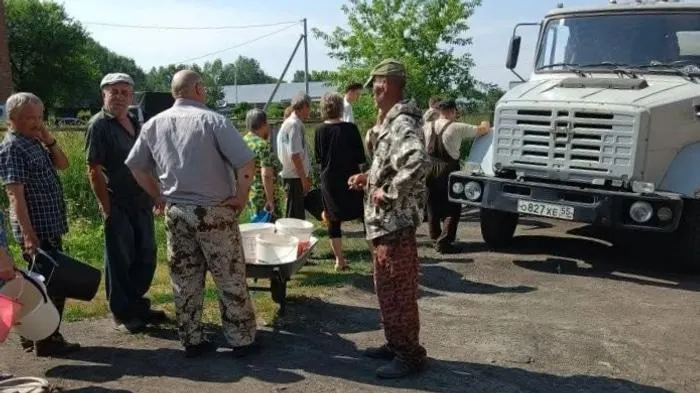 После прекращения водоснабжения в Таре 20 июня прокуратура Омской области начала проверку. Власти передали резервный насос и организовали подвоз воды; проверят соблюдение законодательства и при необходимости примут меры.