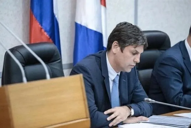 Фрунзенский районный суд Владивостока признал экс‑руководителя регионального Росимущества виновным в хищениях и получении взяток; ему назначили 20 лет колонии строгого режима.