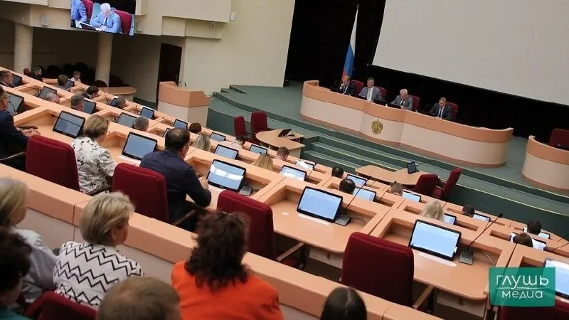 На депутатских слушаниях 4 июня сотрудники полиции заявили, что ограничения Telegram и WhatsApp и нанесение экономического ущерба «врагам государства» сократили активность мошенников, которые перешли на звонки через SIM‑боксы; депутат призвал пересмотреть политику блокировок.