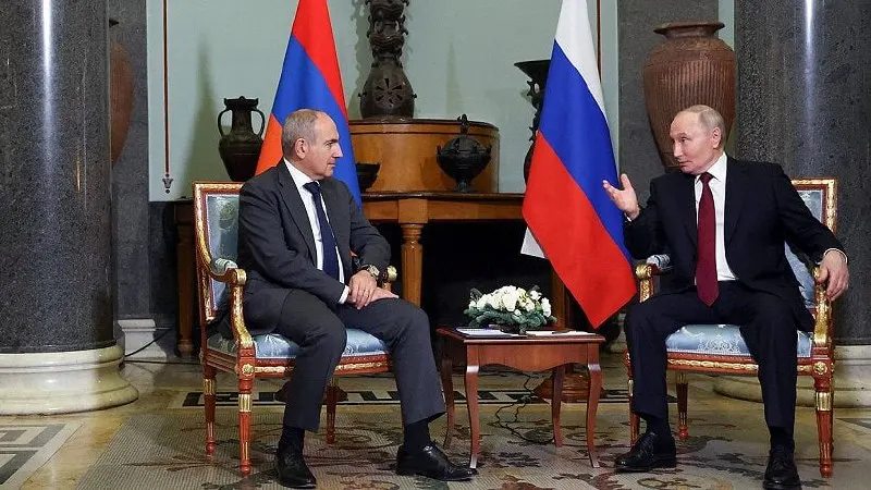 По данным пресс‑службы Кремля, российский лидер поздравил Никола Пашиняна с днём рождения и обсудил результаты заседания Высшего евразийского экономического совета, прошедшего 29 мая в Астане.