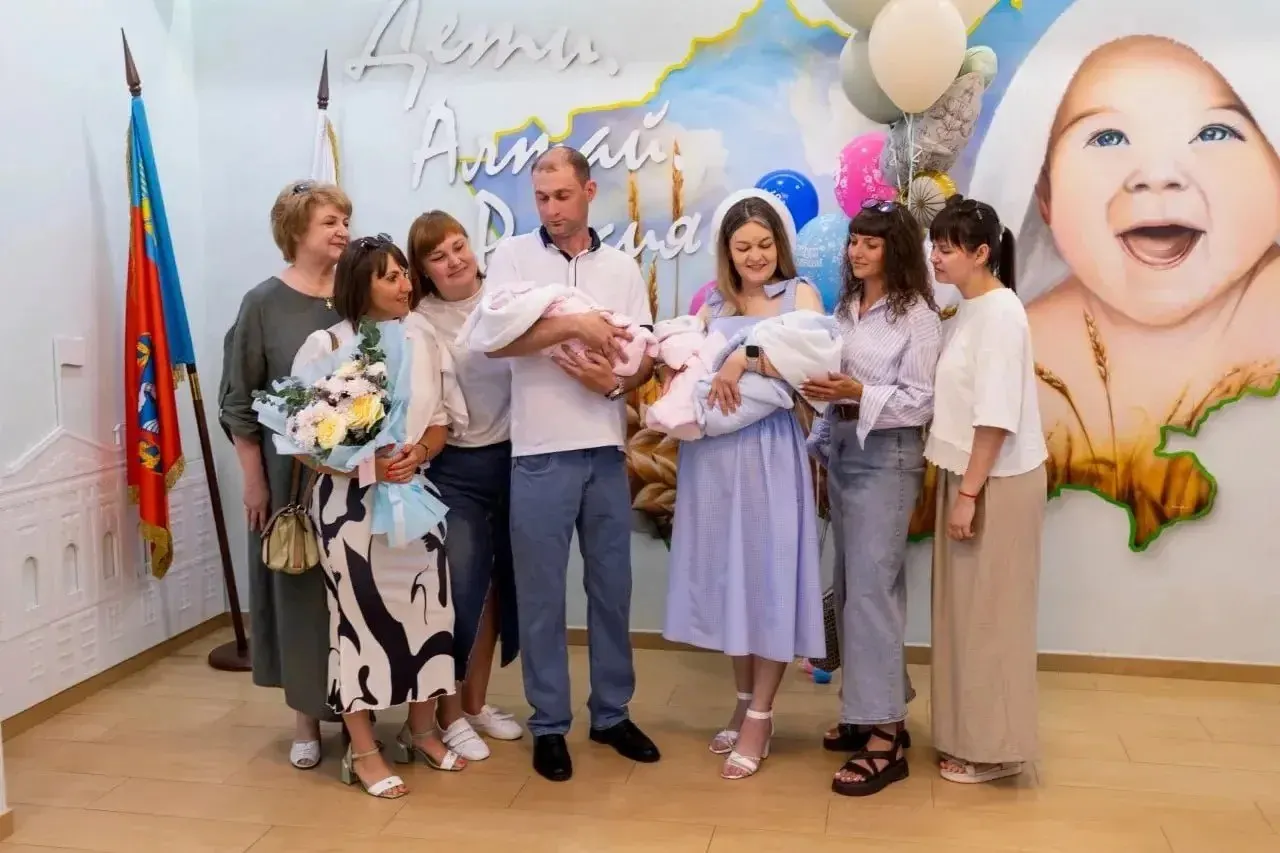 В Алтайском крае родилась тройня: дети появились на свет на 31,5 неделе. Семья получит повышенный региональный материнский капитал и единовременную выплату для сельских семей.