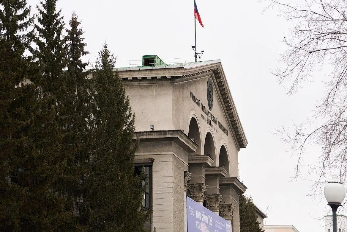 В российских университетах растут программы подготовки операторов дронов; поступают жалобы на принуждение и давление. Правозащитные инициативы подготовили памятки и рекомендации для преподавателей и студентов.
