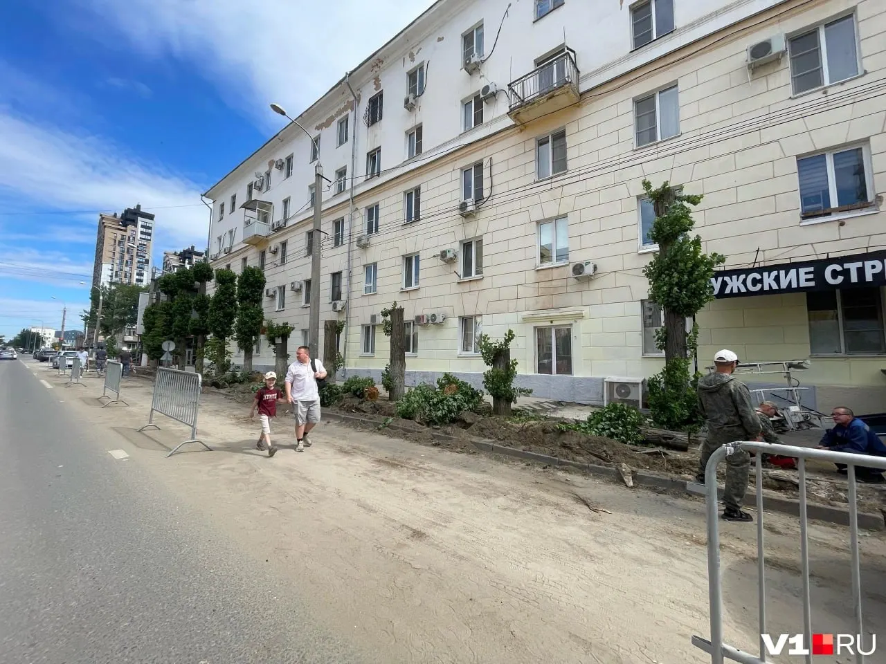 Жители жалуются на массовую вырубку здоровых лиственных деревьев в сквере на Профсоюзной. Работы по благоустройству ведёт подрядчик по контракту на 86 млн рублей — представители подрядчика на звонки не отвечают.