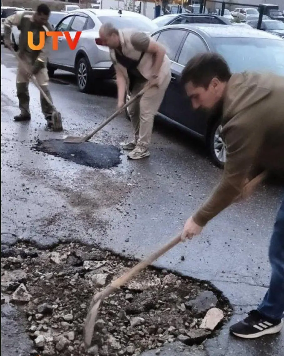 Уфимцы собрали деньги, купили «холодный асфальт» и залатали ямы на улице Энтузиастов после многократных обращений в администрацию, которые остались без ответа.