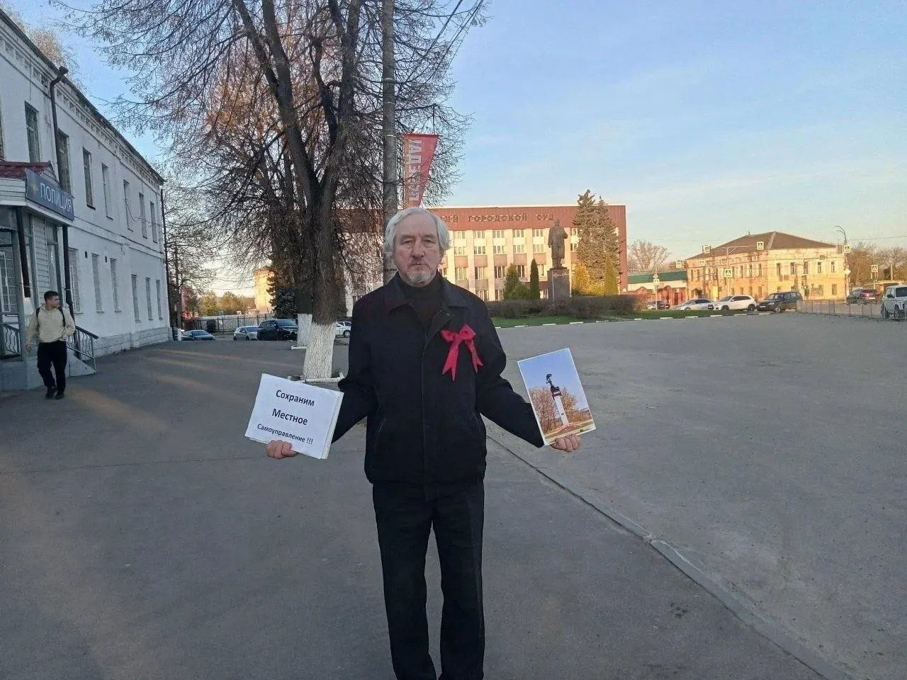 Суд назначил 24 часа ареста Юрию Саенко из Александрова после пикета 1 мая с плакатом «Сохраним местное самоуправление!». Суд счёл акцию групповой, несмотря на то, что активист вину не признал.
