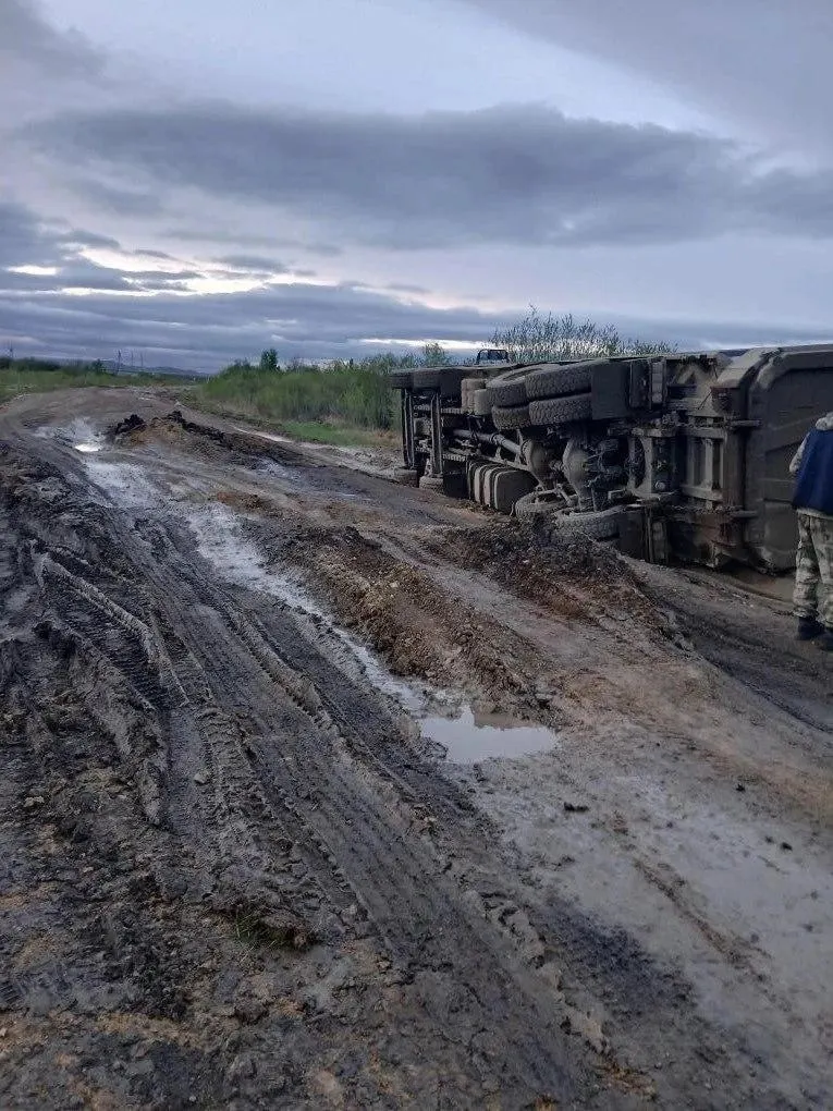 Грузовой автомобиль сорвался с сильно повреждённой грунтовой дороги. Жители жалуются на зыбучие участки и ямы, власти вводят ограничения для фур и ищут инвестиции на ремонт трассы.