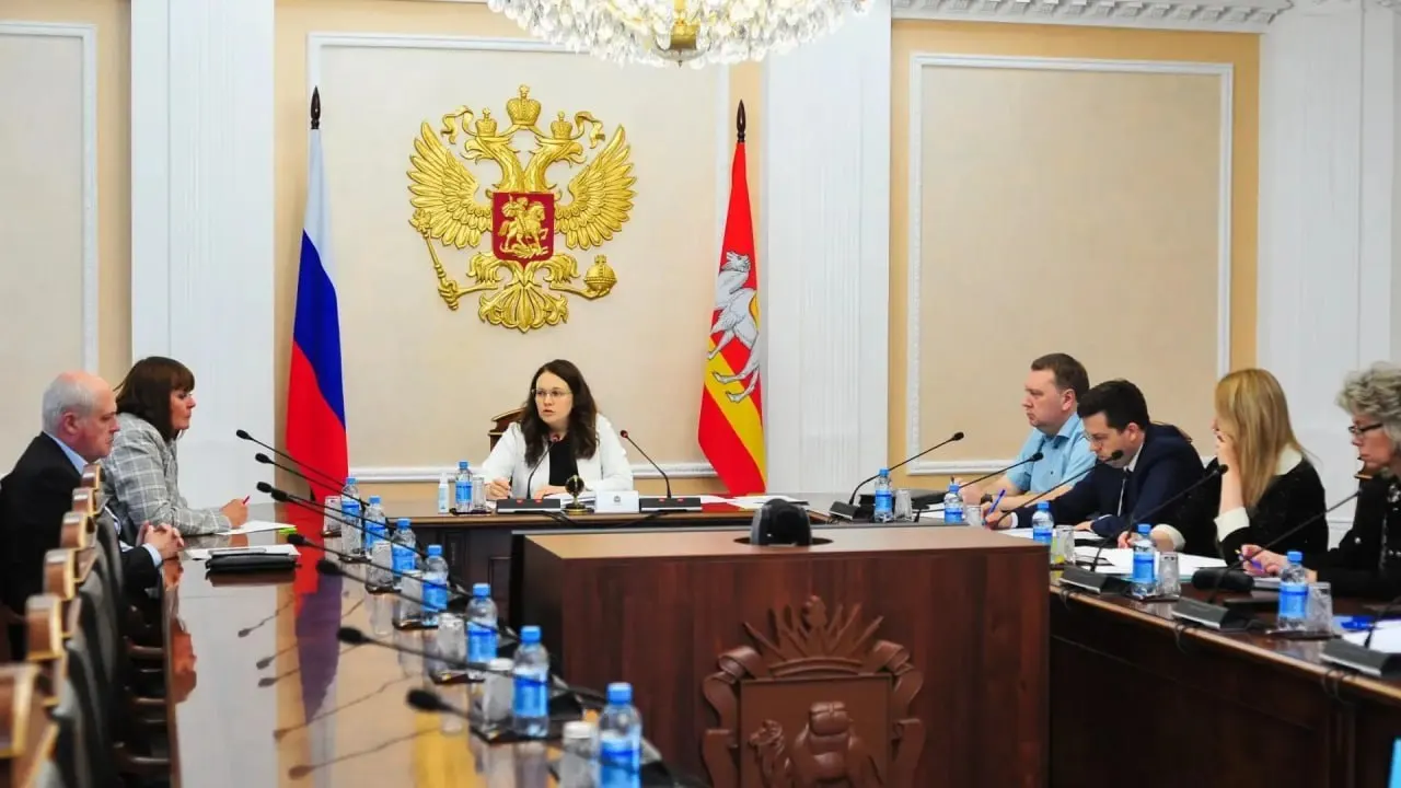 Власти региона заявляют, что топливо поступает без перебоев, а дефицит и рост цен объясняют перераспределением спроса и «перестройкой логистики». Муниципальные штабы будут мониторить заправки и собирать жалобы — поможет ли это быстро решить проблему, пока неизвестно.