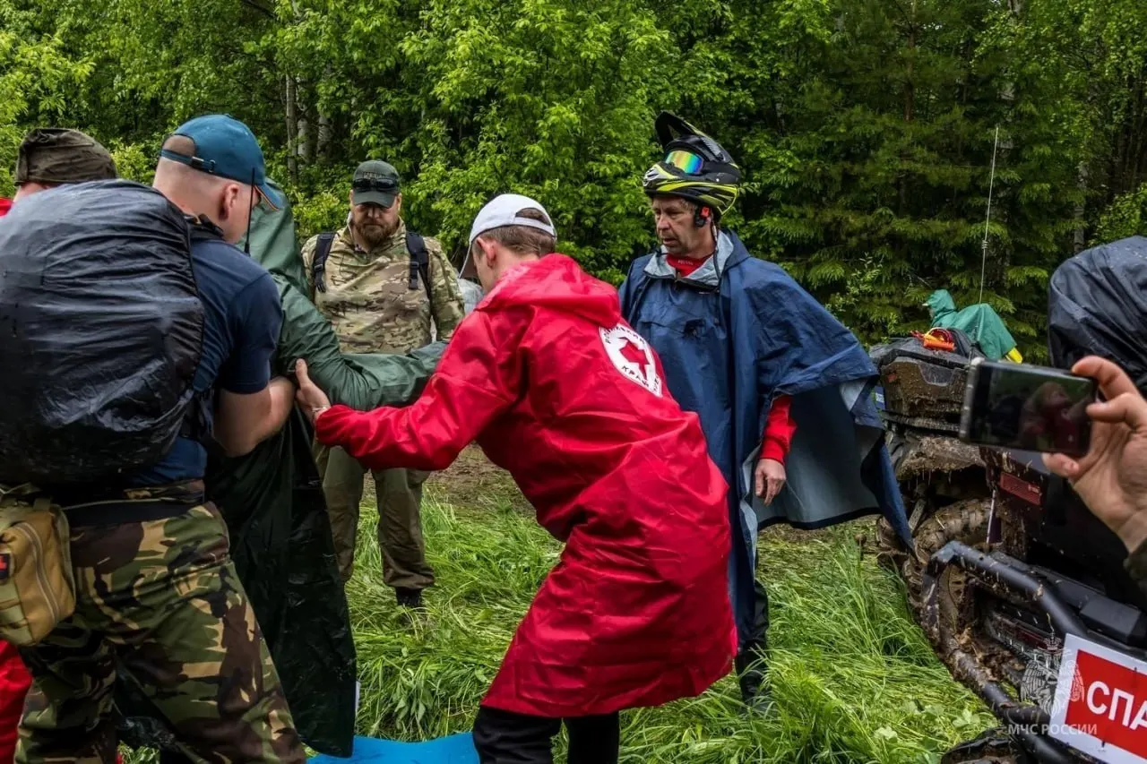 Региональное МЧС сообщает, что более 100 участников крестного хода были эвакуированы; паломники обращались за помощью спасателей и медиков свыше 2,5 тысячи раз по пути в Великорецкое.