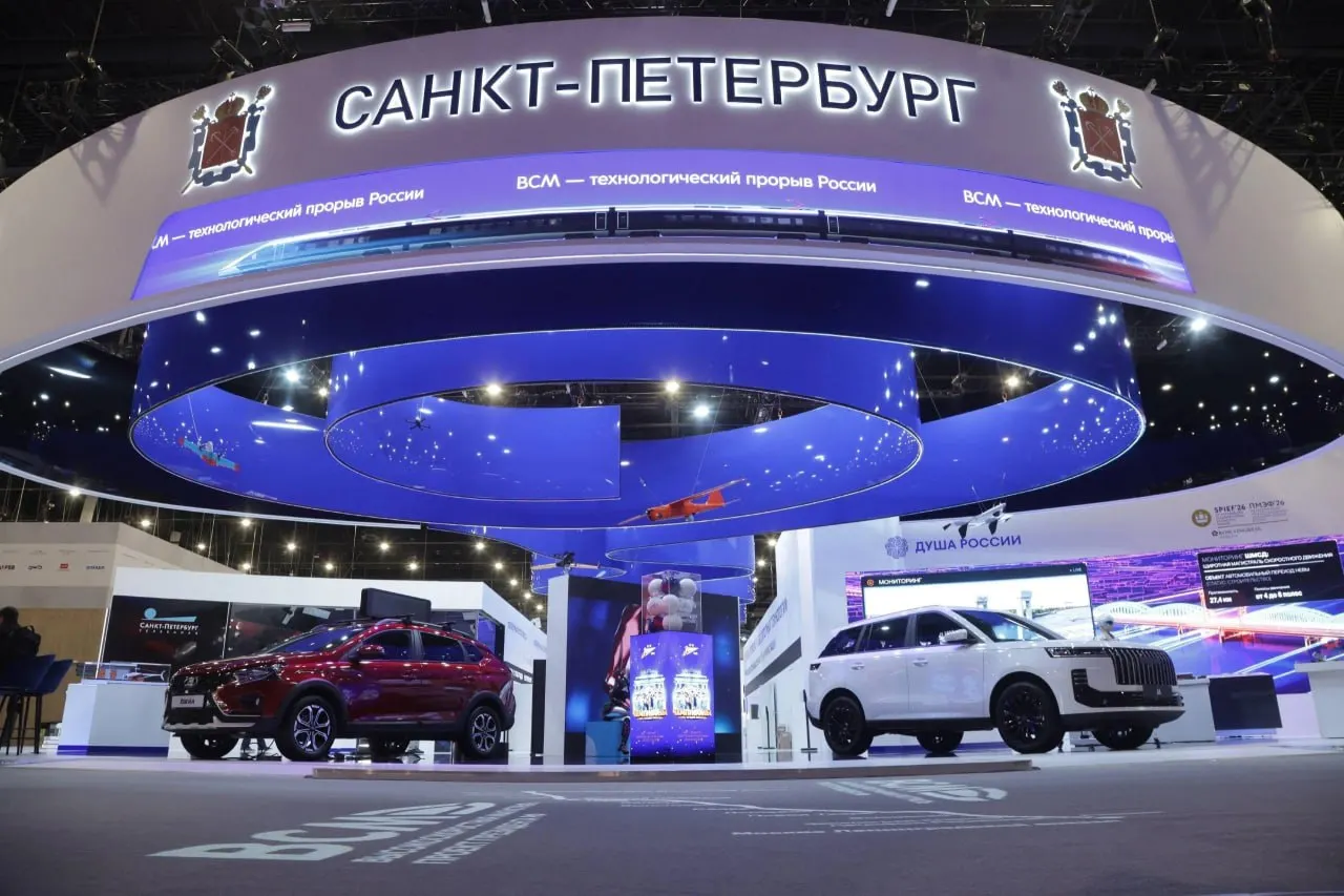 За день до открытия ПМЭФ-2026 показали экспозицию Санкт‑Петербурга: центральный элемент — макет реконструкции бывшей тюрьмы «Кресты», рядом размещён макет Широтной магистрали и другие городские проекты.