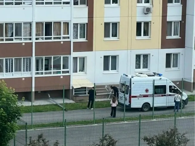 Очевидцы видели ребёнка на уровне третьего этажа. Медики проводили реанимацию, но спасти малыша не удалось; обстоятельства происшествия выясняются.