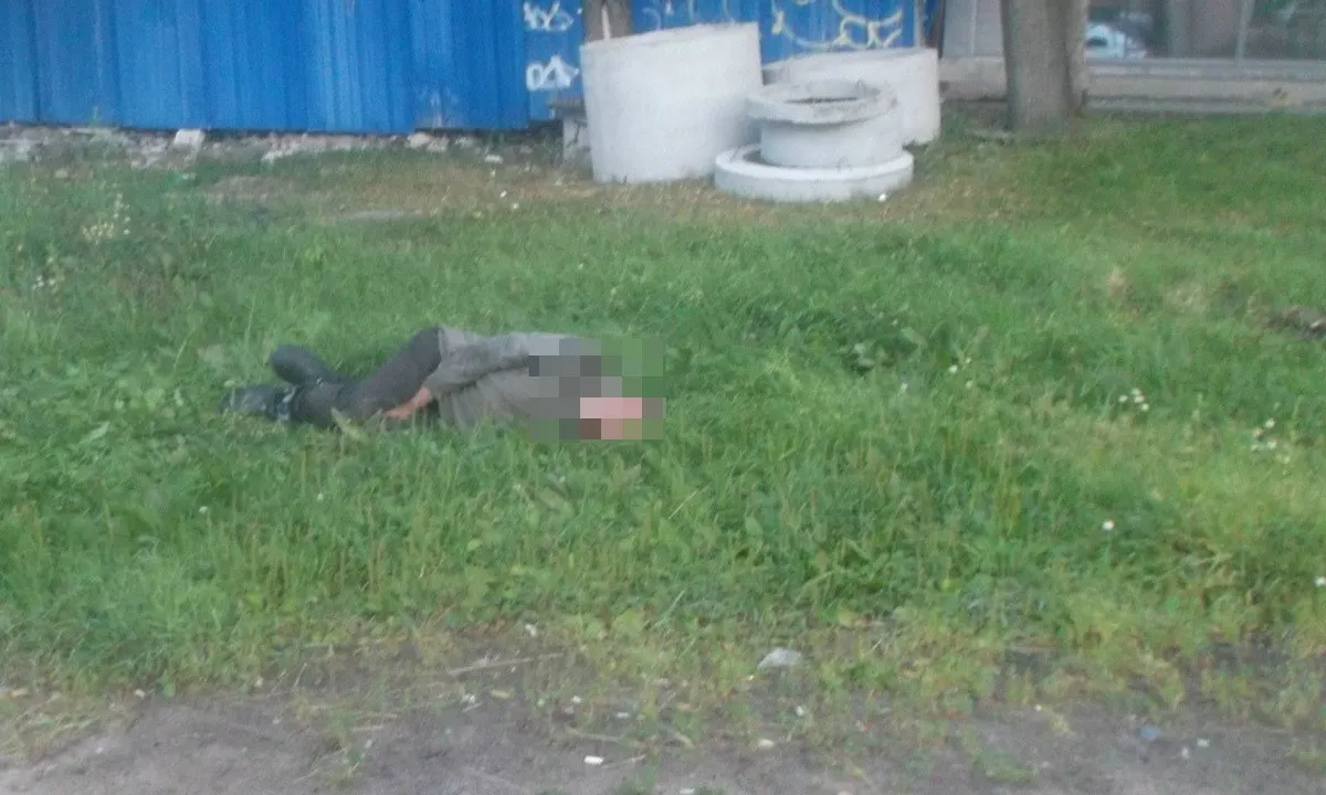 В декабре в Петрозаводске 17‑летний молодой человек избил и затем многократно ударил ножом спящего бездомного — мужчина скончался на месте. Подросток признал вину, дело передано в суд.