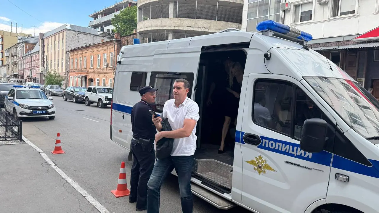 Фрунзенский районный суд Саратова прекратил административное производство по ч.2 ст. 20.2 КоАП РФ в отношении главы фракции КПРФ Александра Анидалова, признав отсутствие состава правонарушения.