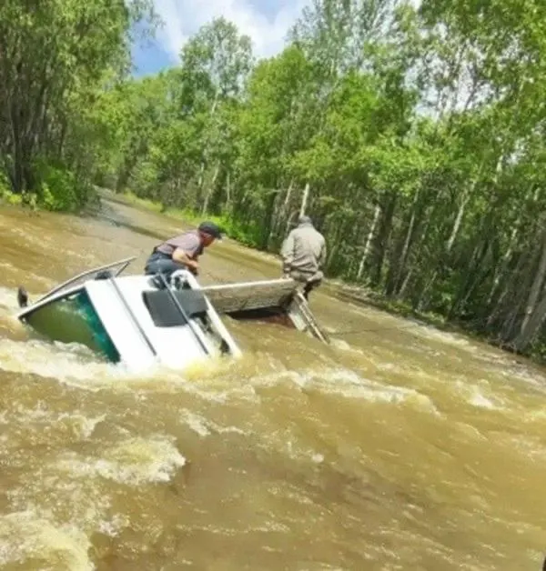 Из-за подъёма воды в Забайкальском крае размыло единственную дорогу к селу Аца — жители опасаются перебоев с продуктами и медицинской помощью. В Челябинской области рядом с Устиново провалился участок трассы, двоим потребовалась помощь. В районе прииска Белая Речка перекрыт подвесной мост.