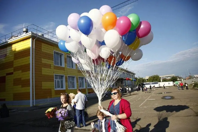 Власти города приняли решение провести все праздничные мероприятия для выпускников в актовых залах школ. Перед событиями пройдут проверки учебных заведений, а в дни торжеств организуют полицейское дежурство и усиленное патрулирование общественных пространств.