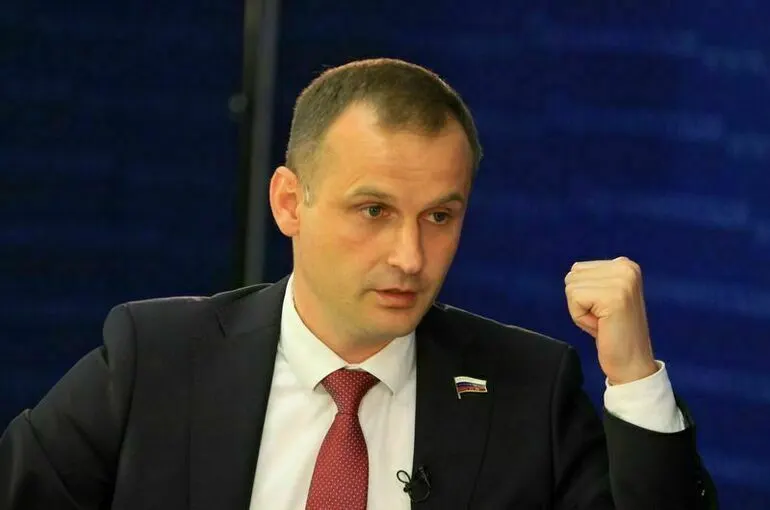 Сергей Леонов рекомендовал людям, переживающим из‑за возможных перебоев с топливом, меньше потреблять негативных новостей и переключаться на другие занятия ради сохранения здоровья.