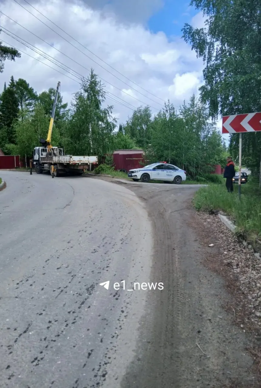 Около 4:30 утра 17‑летний молодой человек, взяв без разрешения автомобиль дяди и находясь в состоянии опьянения, не справился с управлением, врезался в забор и повредил стоявшие рядом машины; на родителей составлены административные материалы.