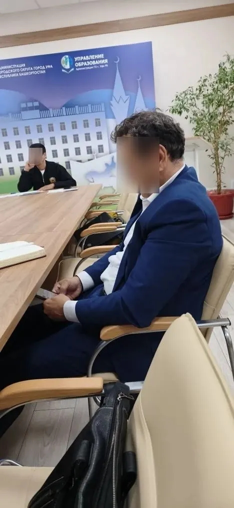 На встрече в Советском районе житель Уфы обвинил представителя районного управления образования в равнодушии: чиновник отвлекался на соцсети и грубо ответил на вопросы о поборах в детсадах. В администрации пока не прокомментировали.