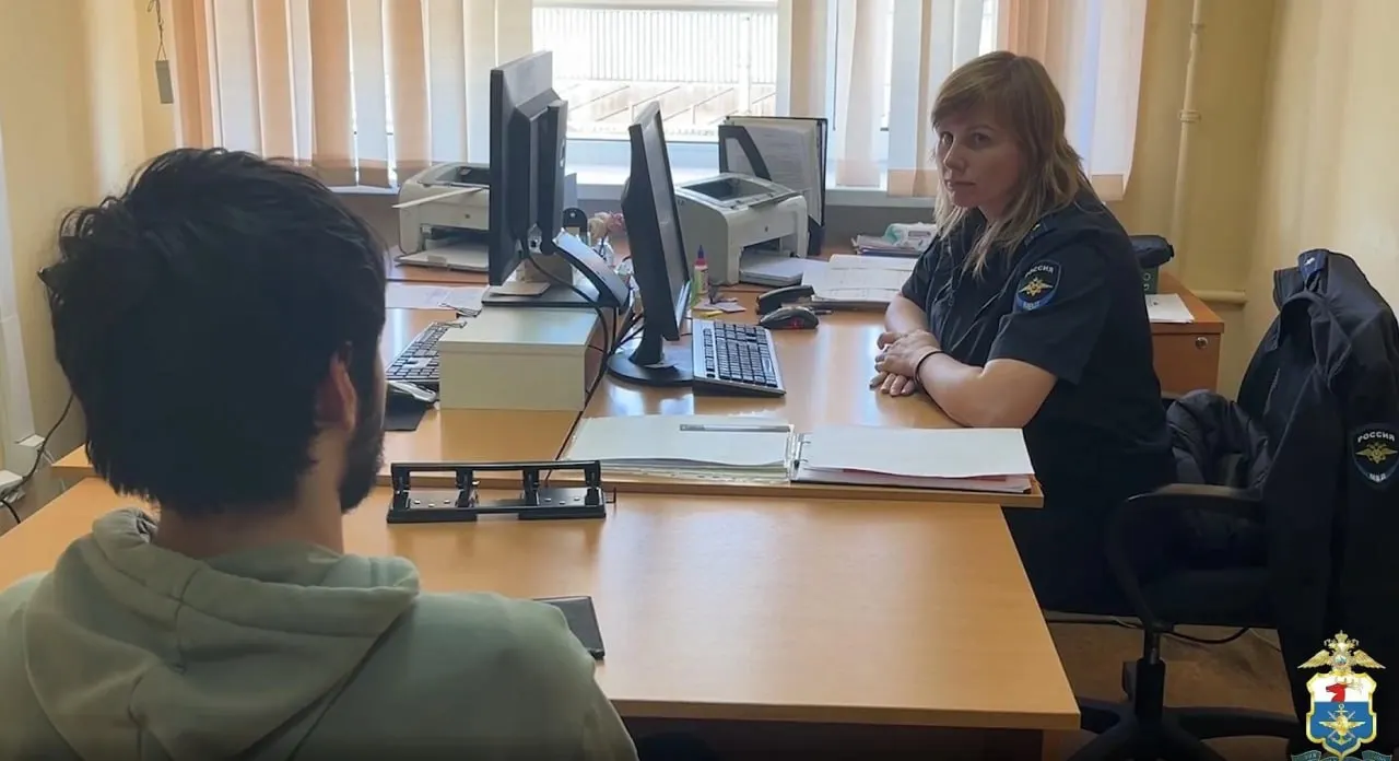 24‑летний житель Черкесска по указаниям мошенников приехал в город и поджёг релейный шкаф — ему предъявили обвинение по статье о теракте.