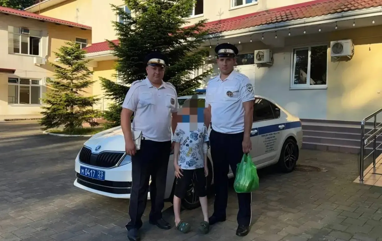 На Сухумском шоссе сотрудники Госавтоинспекции пересадили мать с ребёнком в служебный автомобиль и с проблесковыми маячками доставили его в детское инфекционное отделение — врачи оказали помощь, жизни ребёнка ничего не угрожает.