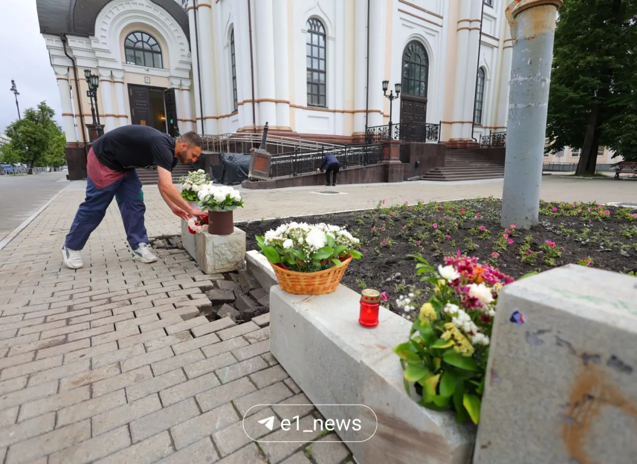 У жителей Екатеринбурга у храма оставляют цветы, игрушки и лампадки после трагического наезда 81-го автобуса вечером 10 июня. Четверо погибших; соболезнуем их близким.