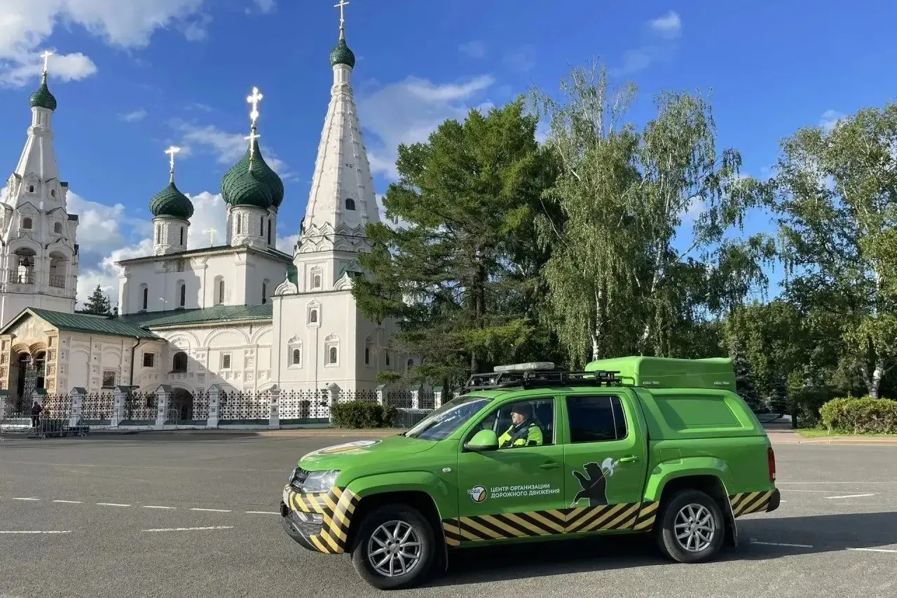 В городе начали эксплуатировать несколько специальных автомобилей: они оснащены выдвижными комплексами фиксации, табло переменной информации и оборудованием для обследования дорог.