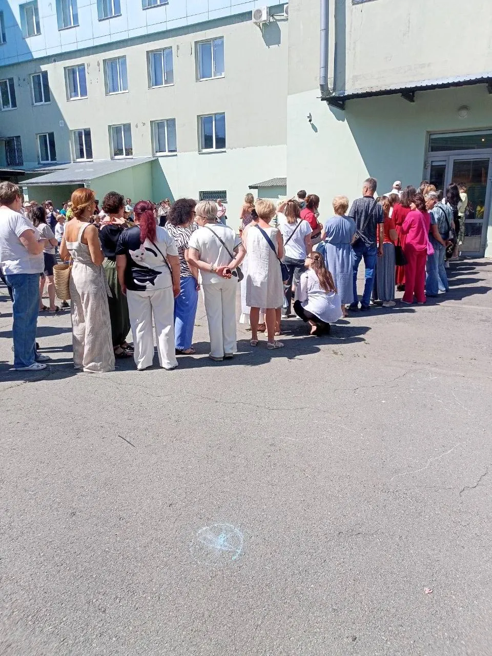 В Детской художественной школе искусств имени Аристова прошла выставка пионов: представили около 300 сортов, среди них редкий персиковый пион Elsa von Brabant — корень которого оценивают в 140 000 рублей. На входе выстроилась очередь из желающих посмотреть экспозицию.