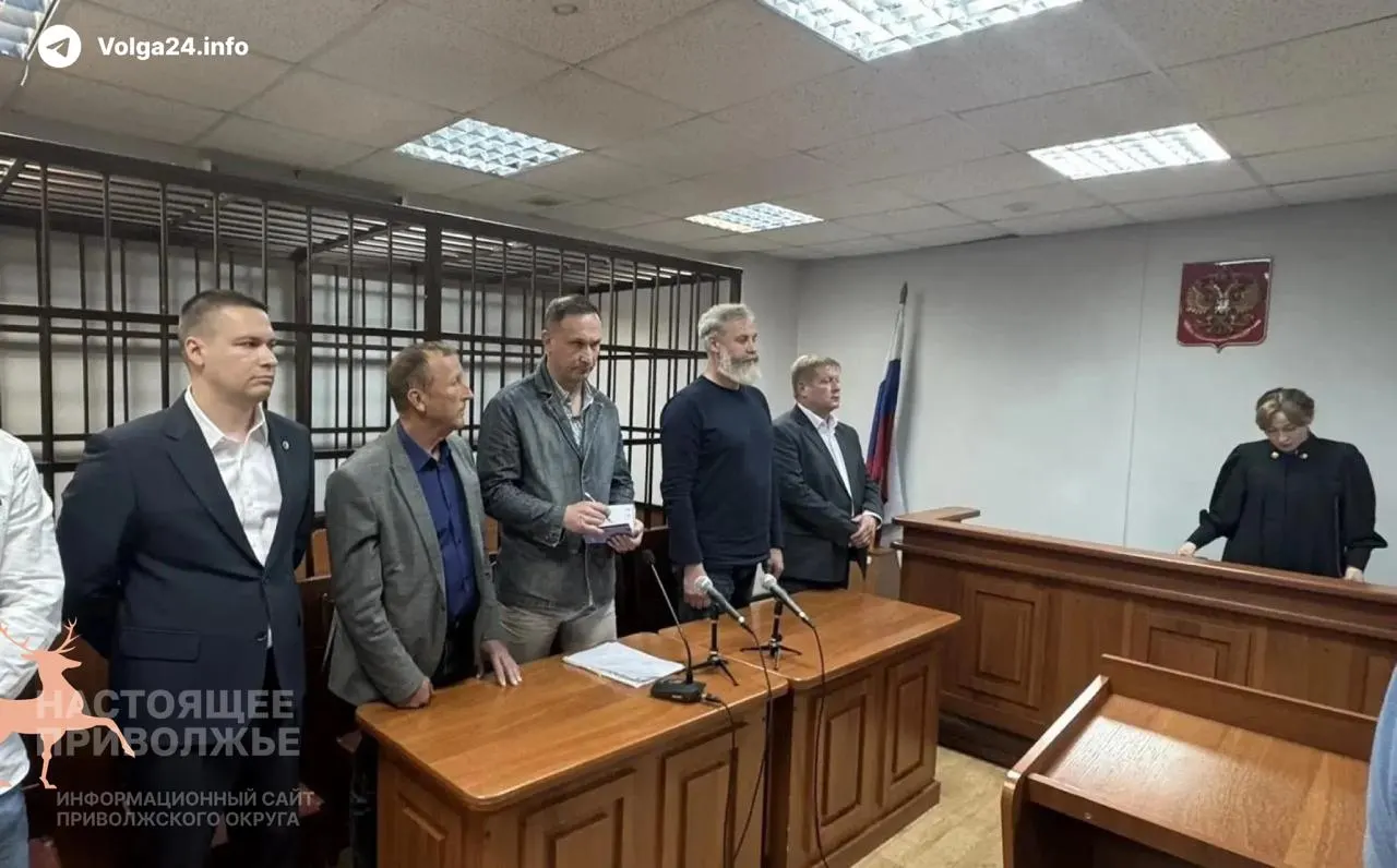Суд признал Юрия Ускова виновным по эпизодам 2013 года: ему назначили 3 года условно и штраф 500 000 ₽, двух сообвиняемых оправдали; компания продолжает работу.
