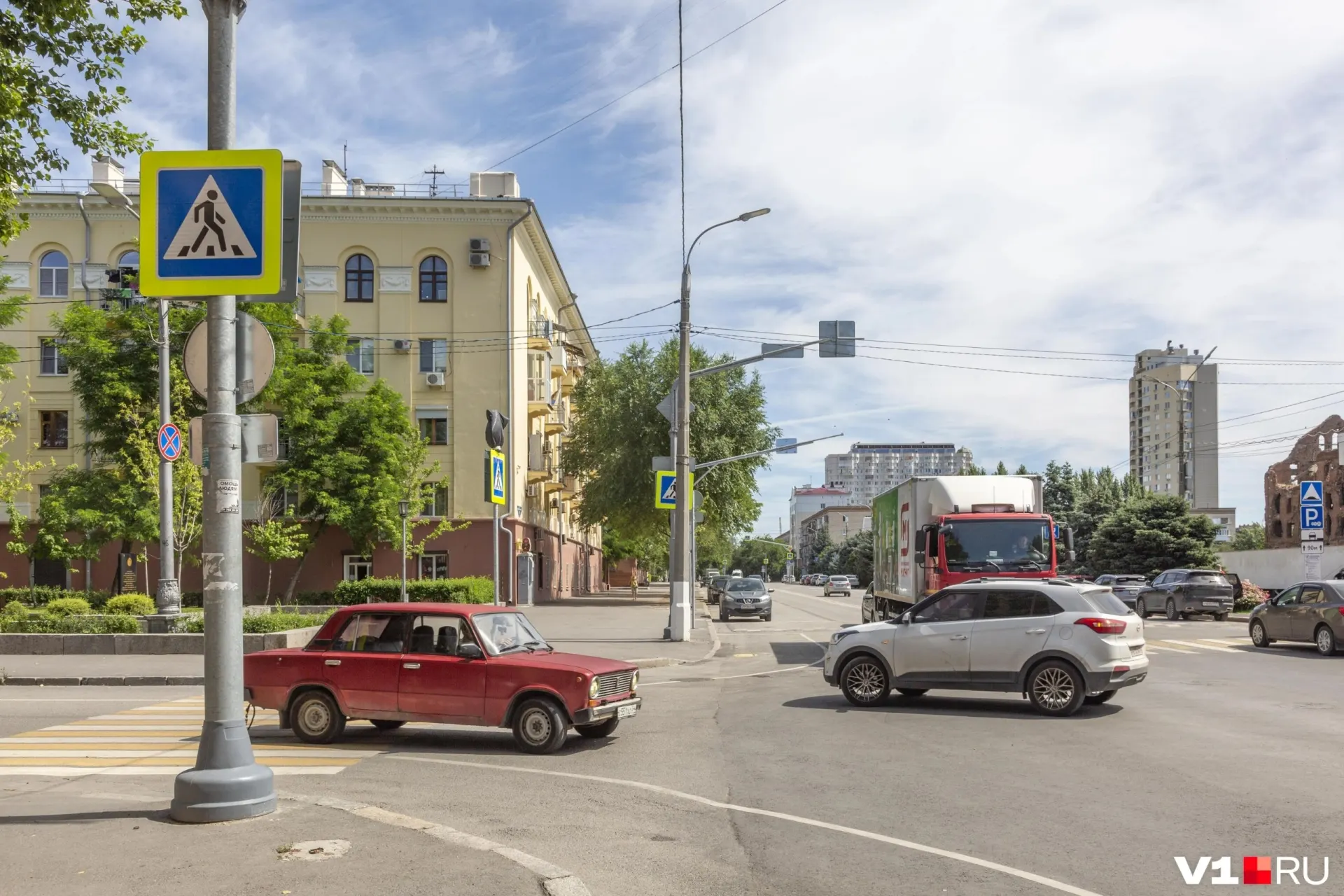Жители жалуются, что предупреждающие и запрещающие знаки были закрыты деревьями, а стрелки одностороннего движения какое‑то время указывали в противоположную сторону. Дорожники приступили к исправлению ситуации только 27 июня.