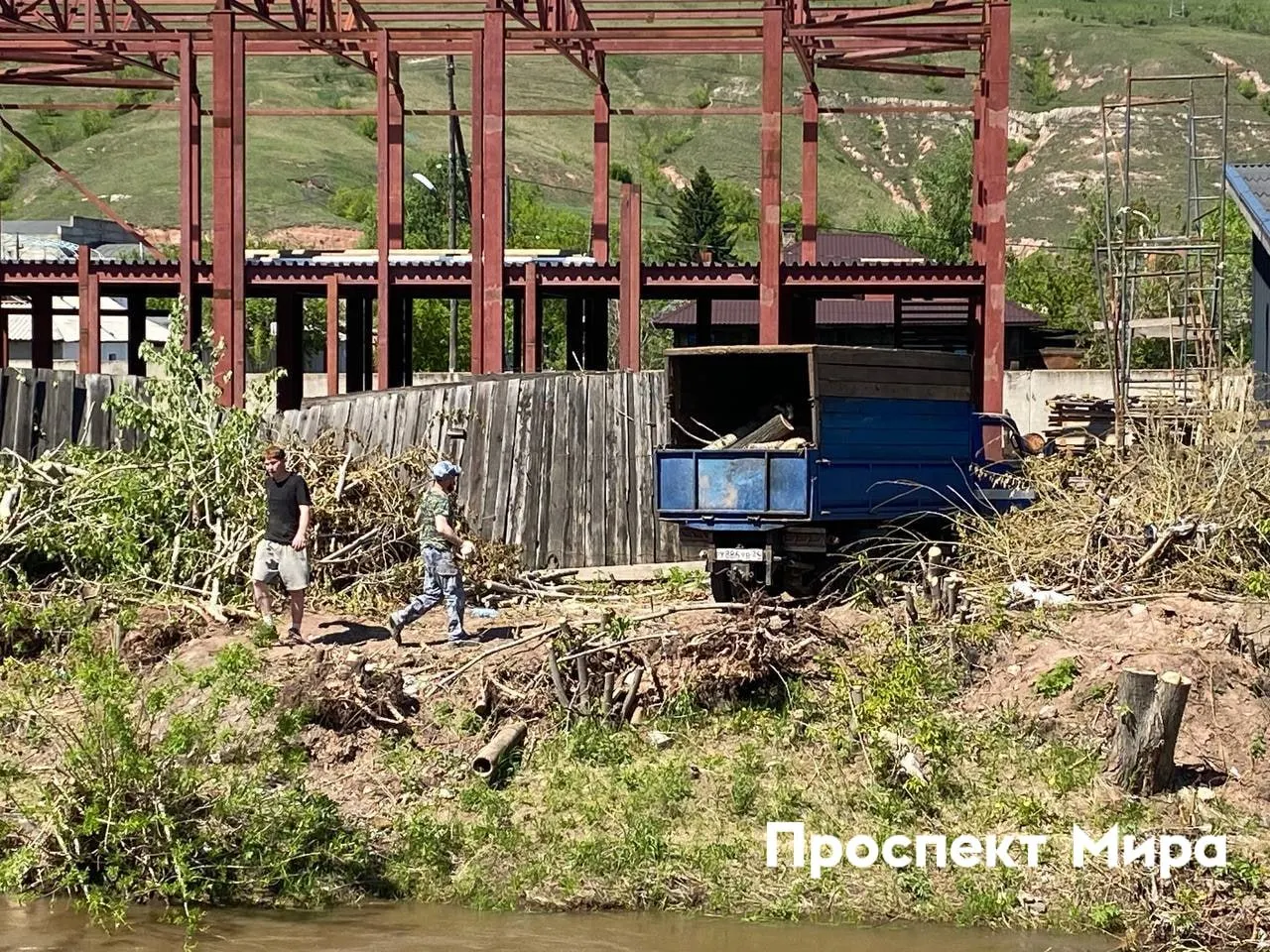 На набережной Качи провели вырубку деревьев в рамках благоустройства. В департаменте горхозяйства заявили, что убрали «всё необходимое» и на месте высадят новые деревья и кустарники; жители переживают, что зелень не вернётся быстро.