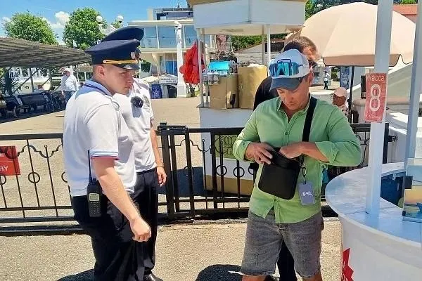 С начала года более 80 человек привлекли к ответственности за навязчивое поведение на курорте: они хватали туристов за рукава и навязывали услуги.