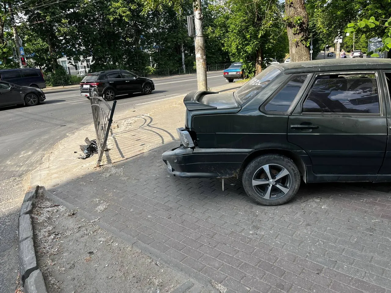 В районе «Лампочки» Lada врезалась в забор и дерево. Инцидент вновь ставит вопрос о необходимости и стоимости городских ограждений.