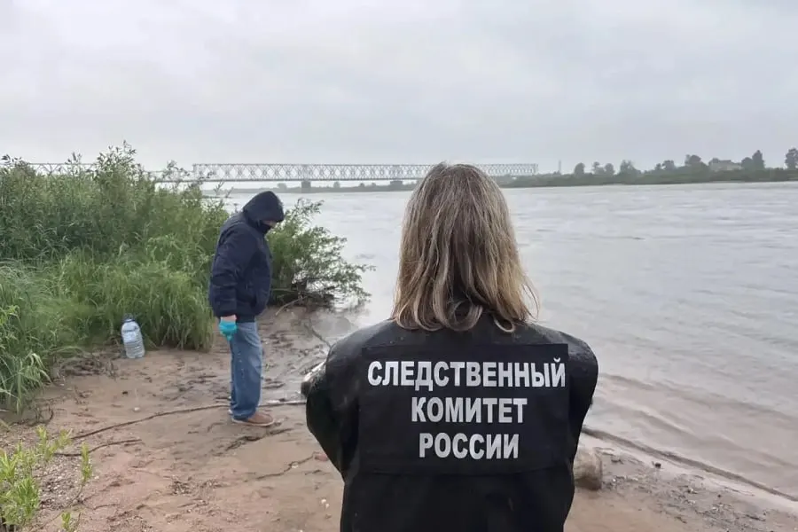 Следователи выясняют обстоятельства гибели: по предварительным данным молодой человек утонул после купания в ночь на 7 июня; тело извлекли водолазы 11 июня.