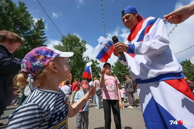 В нескольких парках прошли праздничные программы с концертами, мастер‑классами и кинопоказами; улицы украсили флаги, одного нетрезвого участника увела полиция.
