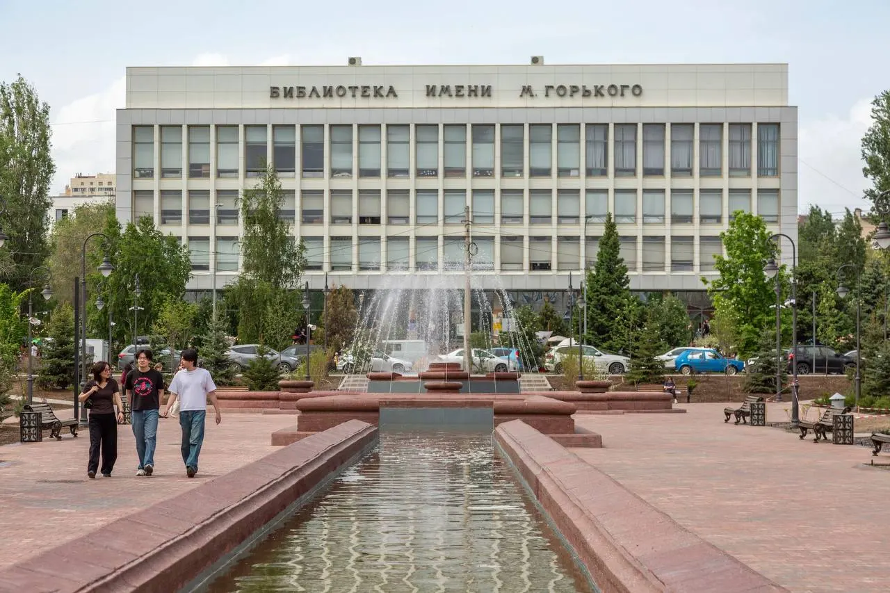 Сквер, который планировали открыть ещё летом прошлого года, торжественно представят в День России — ранее объект не успели сдать даже к Дню Победы.