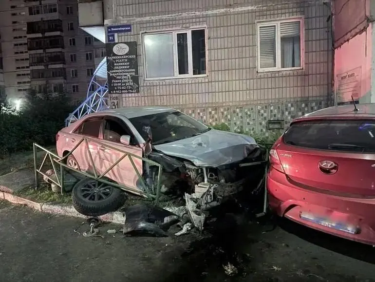22 июня на улице Новосибирской 19‑летний водитель Toyota выехал на тротуар и сбил группу школьников: 18‑летний погиб на месте, 17‑летний впал в кому — семьи опасаются давления со стороны родных обвиняемого.