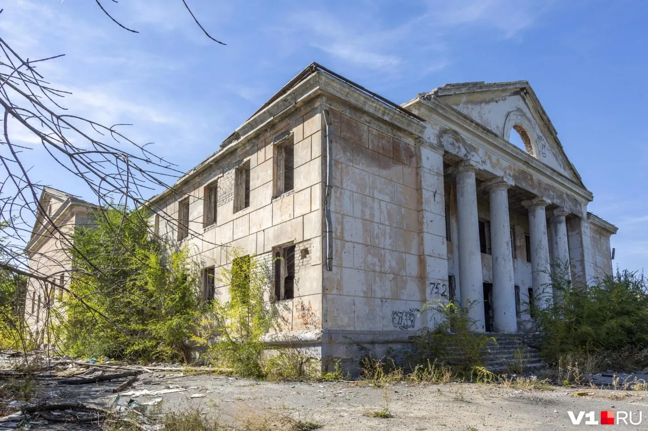 В Кировском районе демонтировали дворец культуры «Дружба» и планируют снести соседний концертно‑спортивный зал. Оба здания были выкуплены осенью 2024 года менее чем за 2 млн рублей.