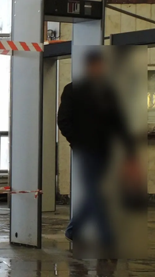 В здании управления судебных приставов в Петрозаводске охранник при осмотре трости одного из посетителей обнаружил скрытое крупное лезвие; посетителя в здание не пустили.