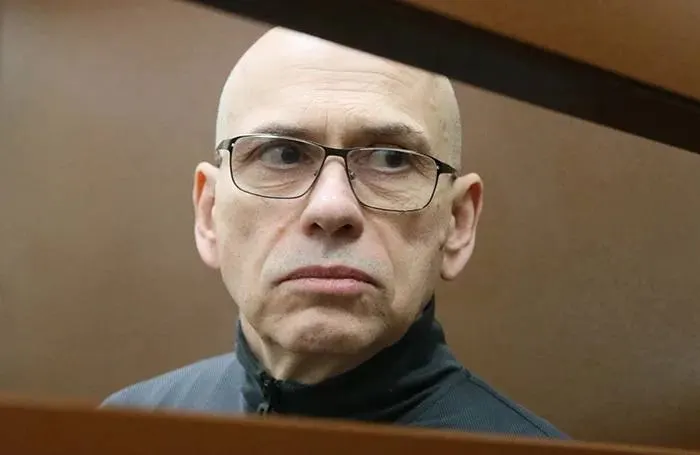 Кузнецов, ранее приговорённый к 14 годам за хищение почти 14 млрд рублей, покинул колонию. В 2013 году его задержали с наличными и поддельными паспортами.