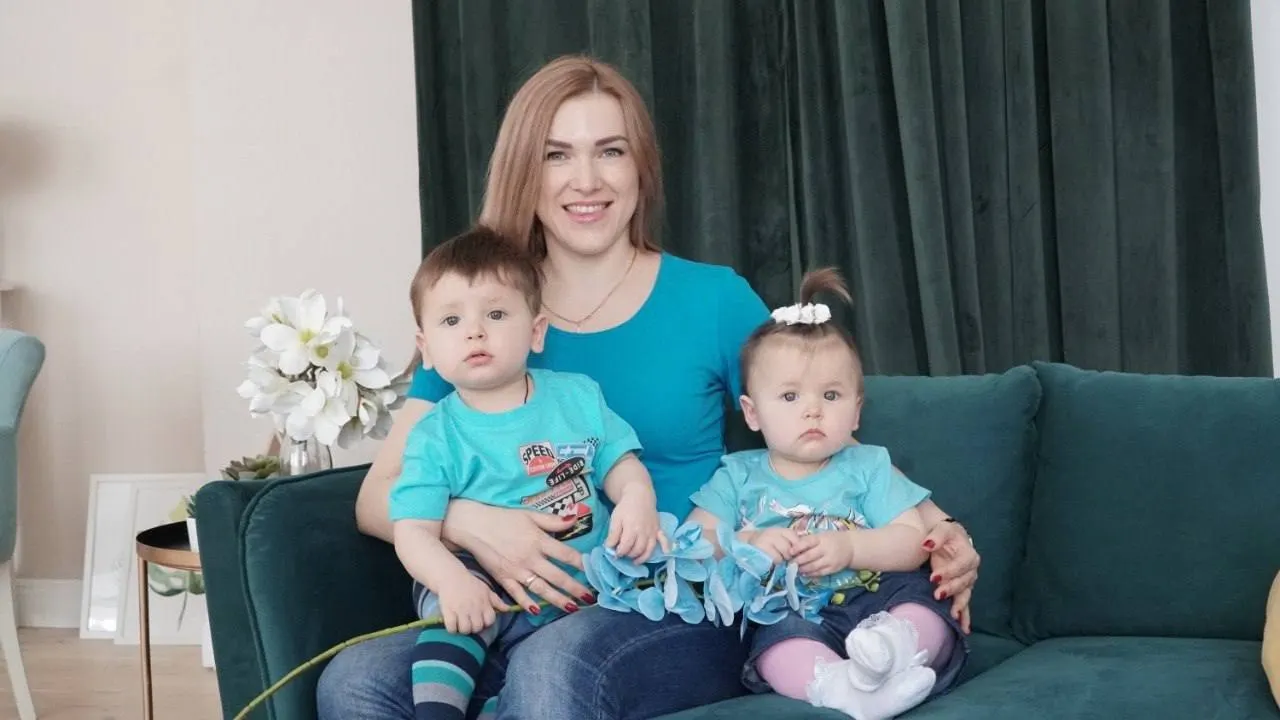 Евгения шла к материнству почти два десятка лет: три неудачных ЭКО, усыновление двоих сыновей и новые попытки по программе ОМС — в результате родились двойняшки, а год спустя после криопереноса появилась ещё одна дочь. В области расширяют квоты на ЭКО.