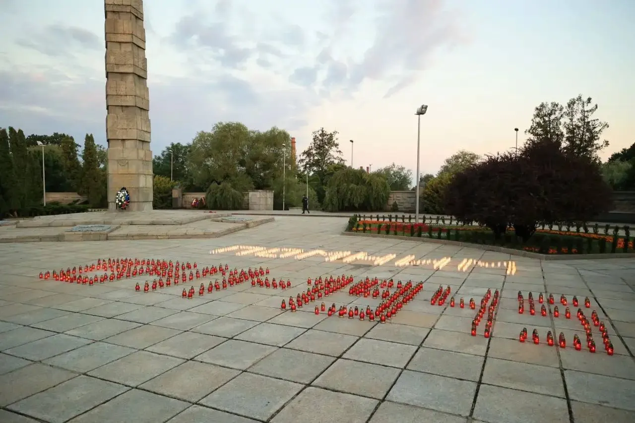 Акция начнется в 12:15 мск — в этот час предложено остановиться и вспомнить тех, кто не вернулся с полей сражений и трудившихся в тылу. Ранним утром в Калининграде прошла «Свеча памяти» у мемориала.