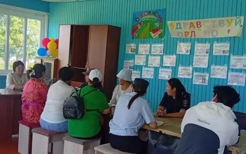 В ночном нападении 24‑летнего мужчины в спальном корпусе лагеря «Орлёнок» в Тандинском районе пострадали 14 детей. Подозреваемый задержан, возбуждено дело по статье о хулиганстве с применением предмета в качестве оружия; следствие намерено ходатайствовать об аресте.