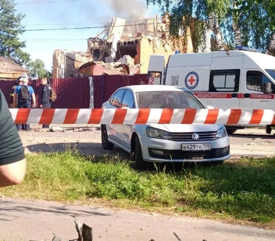 После падения одного из беспилотников в Егорьевске загорелся частный дом. Спасатели извлекли двоих взрослых и двоих детей; шестимесячный ребёнок скончался по дороге в больницу, трое пострадавших госпитализированы.