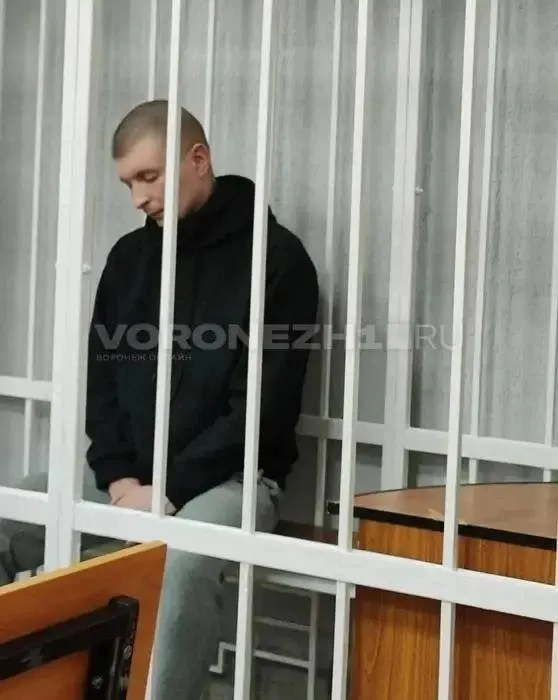 31‑летний Антон Гусев, управляя автомобилем в нетрезвом виде, врезался в припаркованный полуприцеп; пассажирка Валерия Султанова погибла. Суд назначил 9 лет общего режима, лишил прав на шесть лет и взыскал компенсацию в 10 млн рублей.