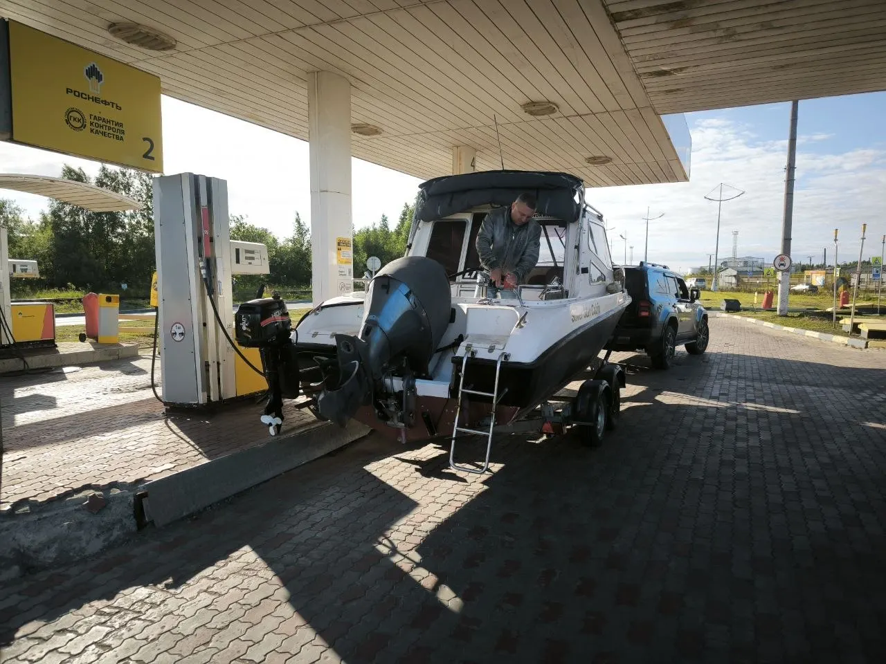 В Северодвинске владельцы моторных лодок и катеров жалуются, что бензин не отпускают в канистры, а 92‑й на некоторых АЗС закончился — люди стоят в очередях и требуют объяснений от чиновников.