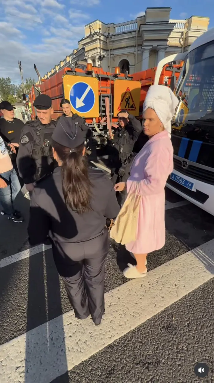 Мужчину в розовом халате задержали 27 июня на Невском проспекте: полицейская сочла его одежду «женской», потребовала не снимать и после спора отвезла в отдел. Задержанный возмущён и говорит, что цвет одежды не определяет пол.